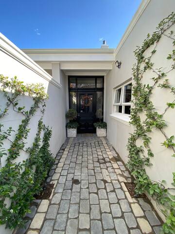 Cheerful 4 bedroom home with pool & inverter gallery image 3