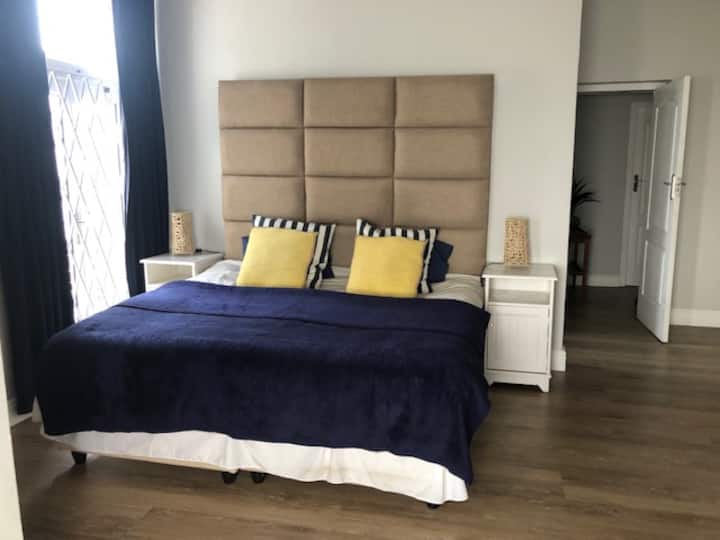 2e chambre : cette chambre dispose d'un lit king et de sa propre salle de bains privative avec toilettes, lavabo et douche.