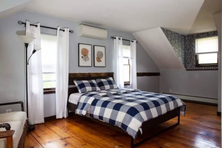 Ფართო საძინებელი თანამედროვე შტრიხებით

Დაისვენეთ ამ ფართო საძინებელში კომფორტული საწოლით, ბუნებრივი განათებითა და თანამედროვე დეკორით. Სოფლის ხის აქცენტები და მყუდრო გარემო იდეალურ დასვენებას ქმნის. Იდეალურია მშვიდი ძილისთვის.