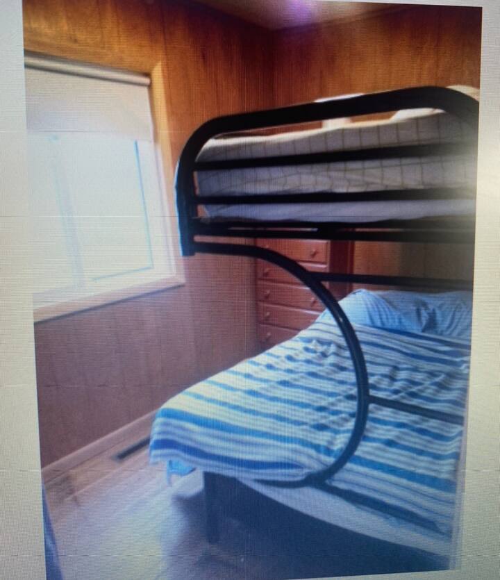 ห้องนอนมีเตียงเต็มรูปแบบ (ที่นอนโฟมแบบมีอุณหภูมิพร้อมเตียงสองชั้นคู่ด้านบนและที่นอนโฟมแบบมีอุณหภูมิ