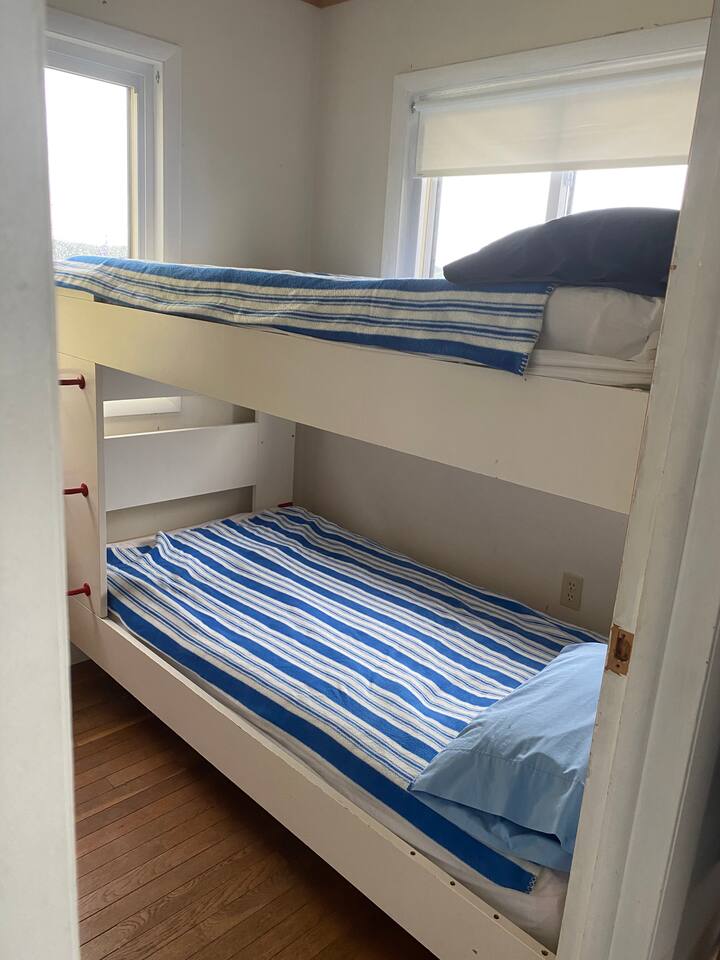 เตียงแฝด 2 ชั้นในห้องนอนที่ 2 (ที่นอนด้านล่างเป็นที่นอนโฟม)  