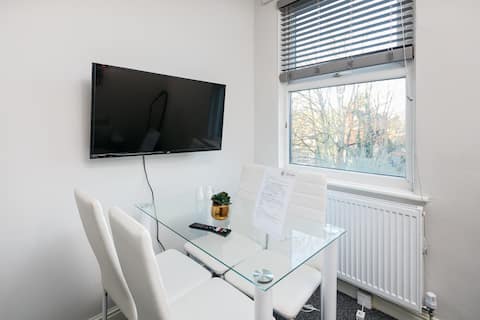 Successful Airbnb property: Beautiful, Bright Centrally Located Apt Sleeps 6 in Blackley & Crumpsall