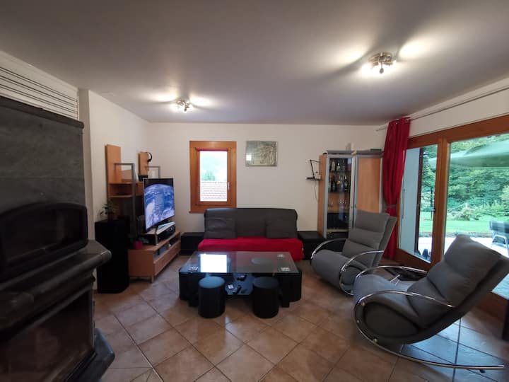 Salon au rez-de-chaussée avec clic clac pour 2 personnes, Home cinéma, tv, Netflix, stéréo,DVD (150 films), CD (200), Wii (50 jeux),bar, table basse 6 poufs, 2 fauteuils relax. Accès terrasse. Pierre Olaire avec vue sur le feu.