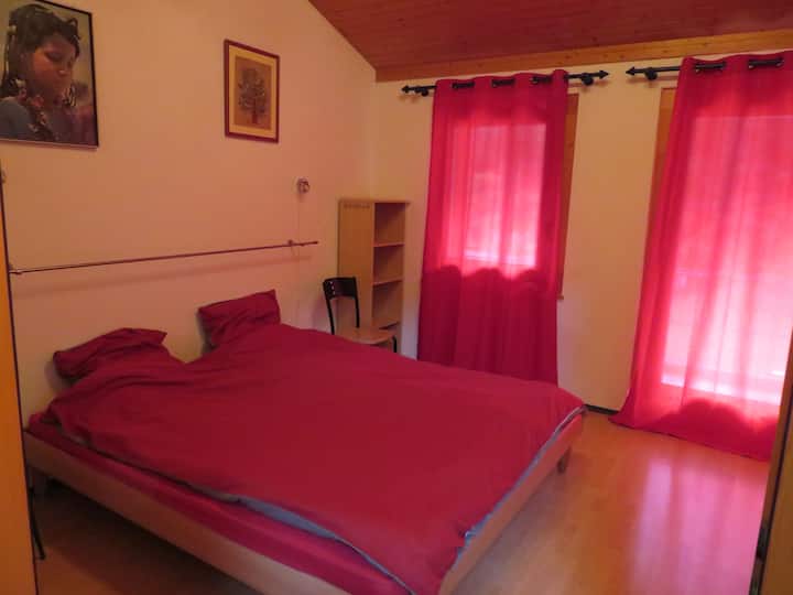 Au 1er étage la chambre rouge avec accès au balcon. Un grand lit de 180x200, 2 petites armoires de rangement, grande miroir, armoire penderie à 3 portes. 2 duvets et 2 édredons, avec duvets supplémentaires et toute la literie nécessaire.