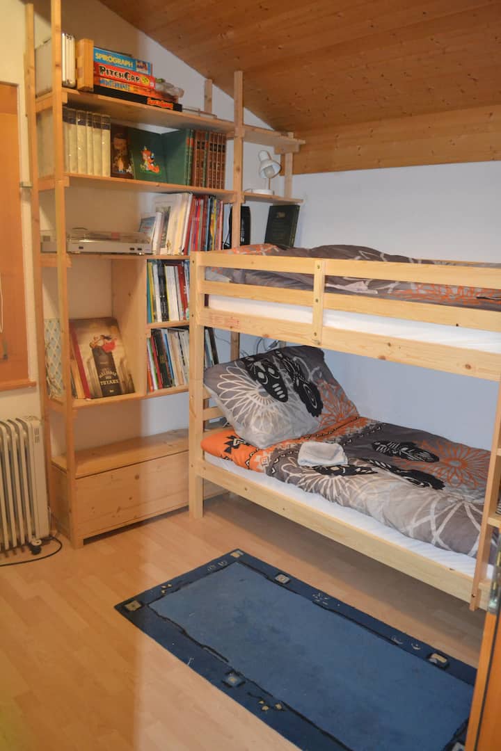 Étage intermédiaire - chambre enfants. Lits à étage 90x180, 2 duvets et 2 coussins, avec duvets supplémentaires et toute la literie nécessaire. Produits, Bureau, Internet iMac. BD, livres pour enfants, jeux de société et pour enfants.