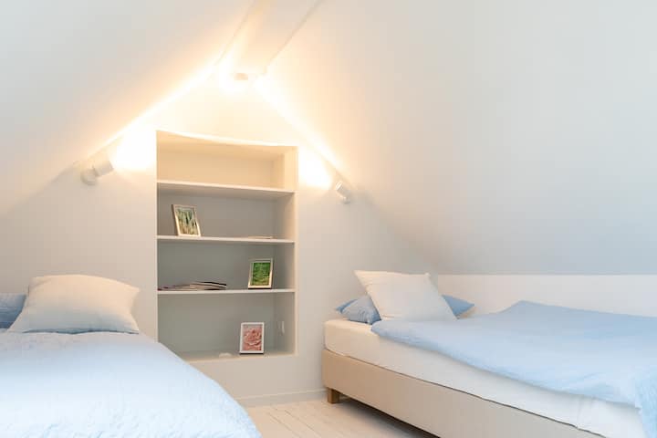 Საძინებელი 2 მანსარდაზე