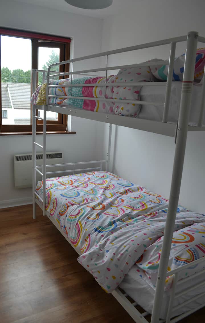 Chumba cha kulala 3 na vitanda vya ghorofa.