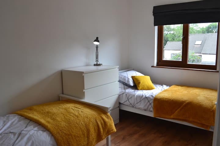 Chumba pacha chenye vitanda vya mtu mmoja vyenye ukubwa kamili.