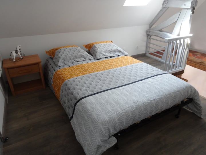 Мансардно помещение. Разтегателен диван, превърнат в легло. 