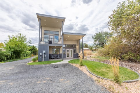 Cheerful cottage steps to Soap Lake private beach