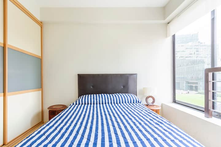 Dormitorio doble con armario.