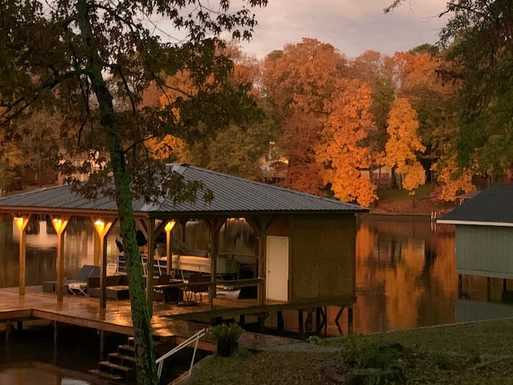 4 bedroom LAKE FRONT home on Lake Sinclair Houses for Rent in Milledgeville, United