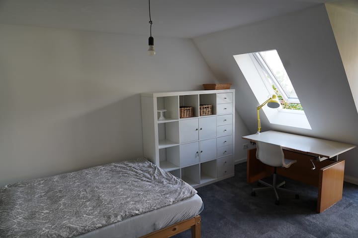 Habitación 4
camas 140 x 200 cm
armario de escritorio
