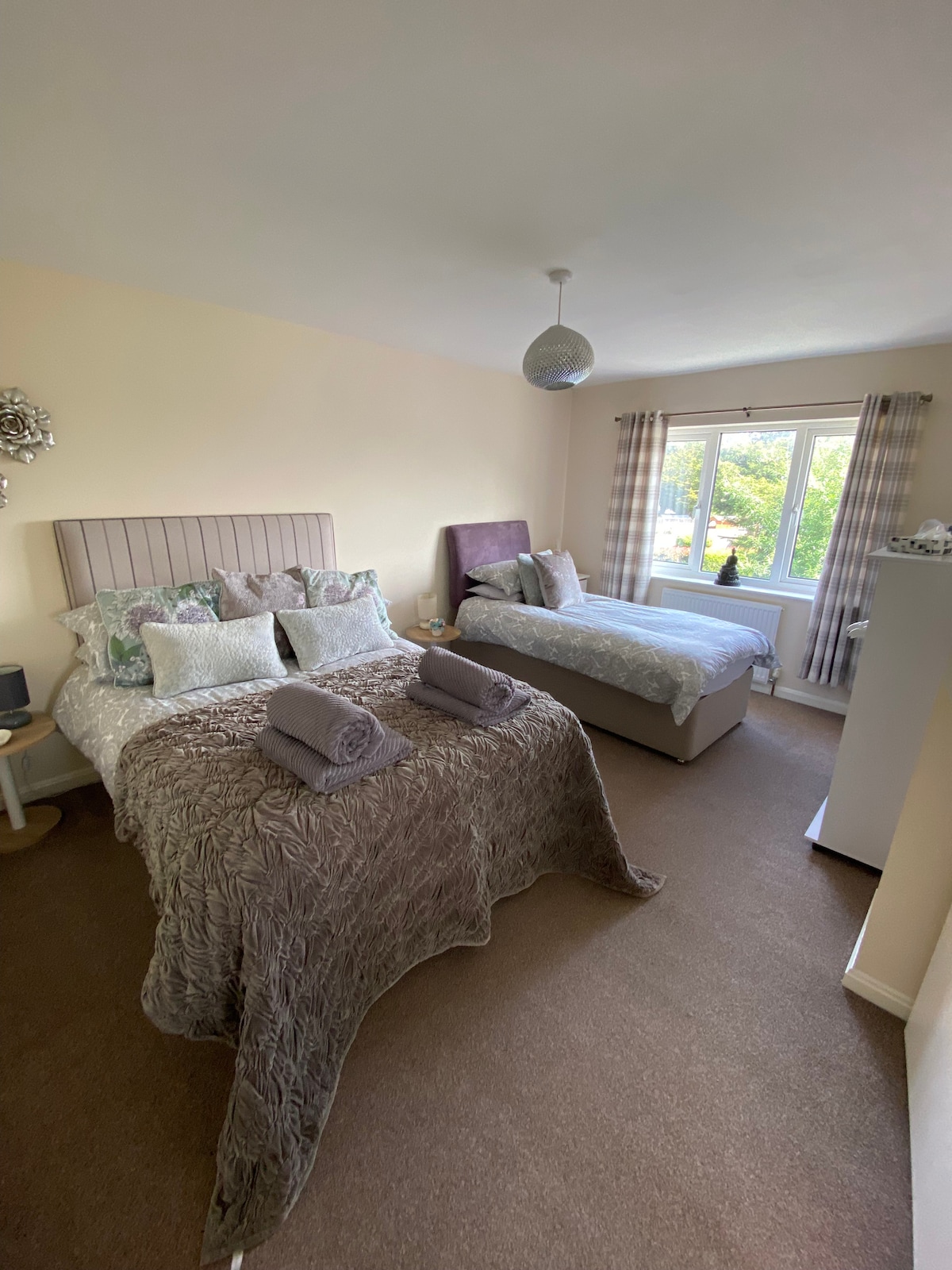 غرفة النوم 1

سرير مزدوج واحد وسرير واحد فردي.
مع تلفزيون ذكي مقاس 24بوصة

