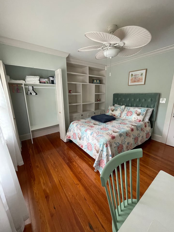 ¡Dormitorio #1 con armario grande! Toallas adicionales, plancha y tabla de planchar en el armario :) Y también un escritorio muy cómodo para aquellos que trabajan/estudian desde casa :)