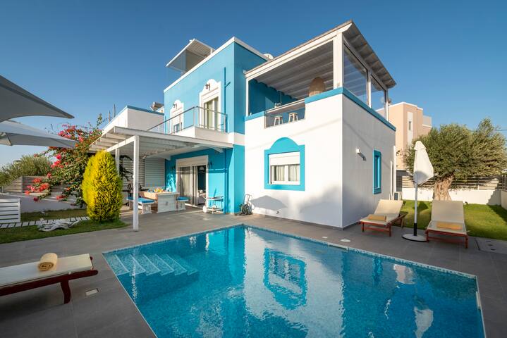 Seabreeze Villa 100mt from the beach