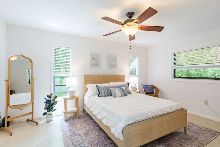 تم تصميم غرفة النوم الرئيسية مع وضع الهدوء في الاعتبار. ستشعر أنك في ملاذ خفيف ومشرق وتهويته جيدة عند دخولك هذا المسكن. لا يظهر تلفاز على الجدار حتى تتمكن من الاسترخاء ومشاهدة فيلم من السرير. 