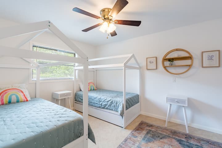 تحتوي غرفة النزلاء هذه على سريرين صغيرين مع مسند تحت أحدهما. نظام الألوان المتعة ولكن لا تزال متطورة كبيرة للأطفال والكبار على حد سواء. 