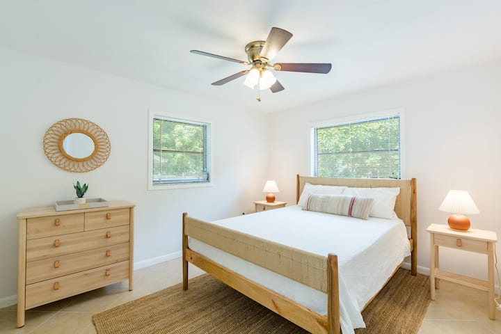 تم تصميم غرفة نوم الضيوف بسرير بحجم كبير بألوان محايدة لخلق بيئة هادئة تدعوك للاسترخاء. 