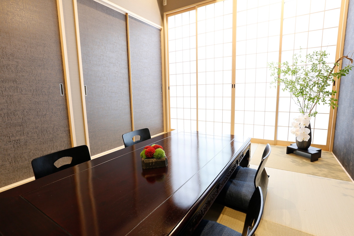 Podrás relajarte en el amplio salón.