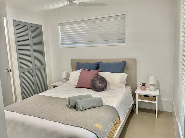 双人床和橱柜。