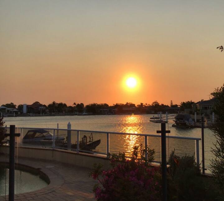 Spectacular Waterfront Canal Home, Banksia Beach Houses for Rent in