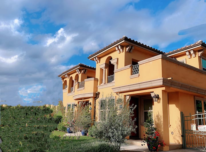 5☆, Fashion Villa 2B3B in Alhambra with garage (332) Townhouses for