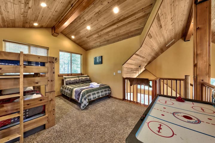 شقة علوية ممتعة/غرفة نوم رابعة/منطقة معيشة ثالثة مع أسرّة بطابقين وألعاب وتلفزيون عالي الدقة وجميع البث. يحبه الأطفال!