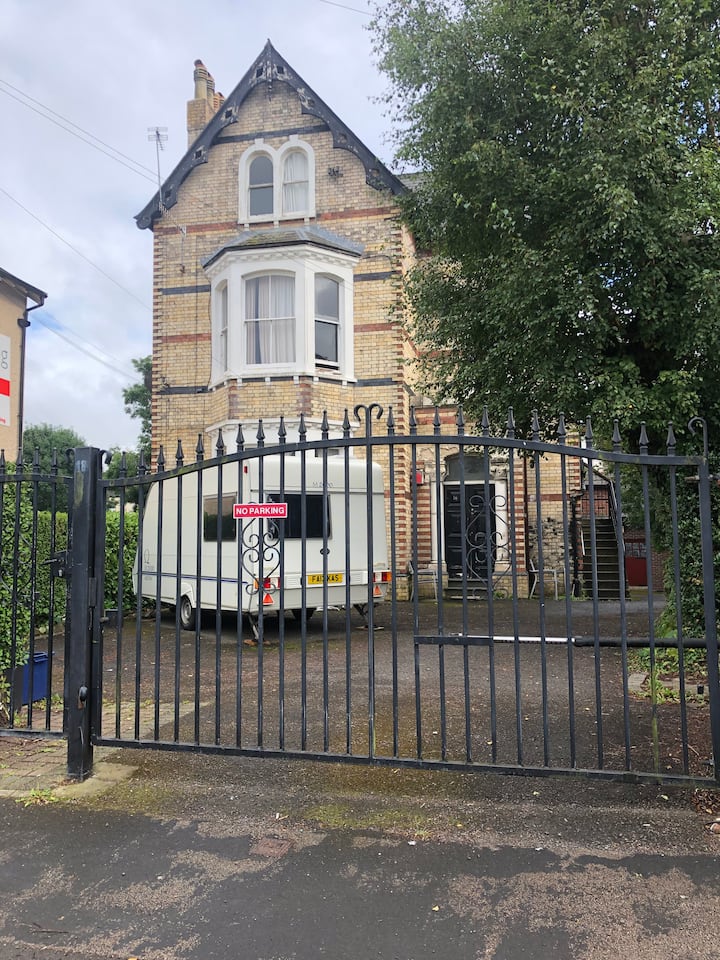 City Budget Large Studio Ground floor Apartment Serviced apartments