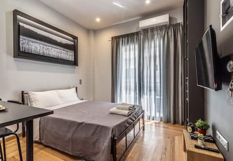 Popular Airbnb listing: ARIS Premium- New bright suite with a balcony in ΦΩΚΙΩΝΟΣ ΝΕΓΡΗ