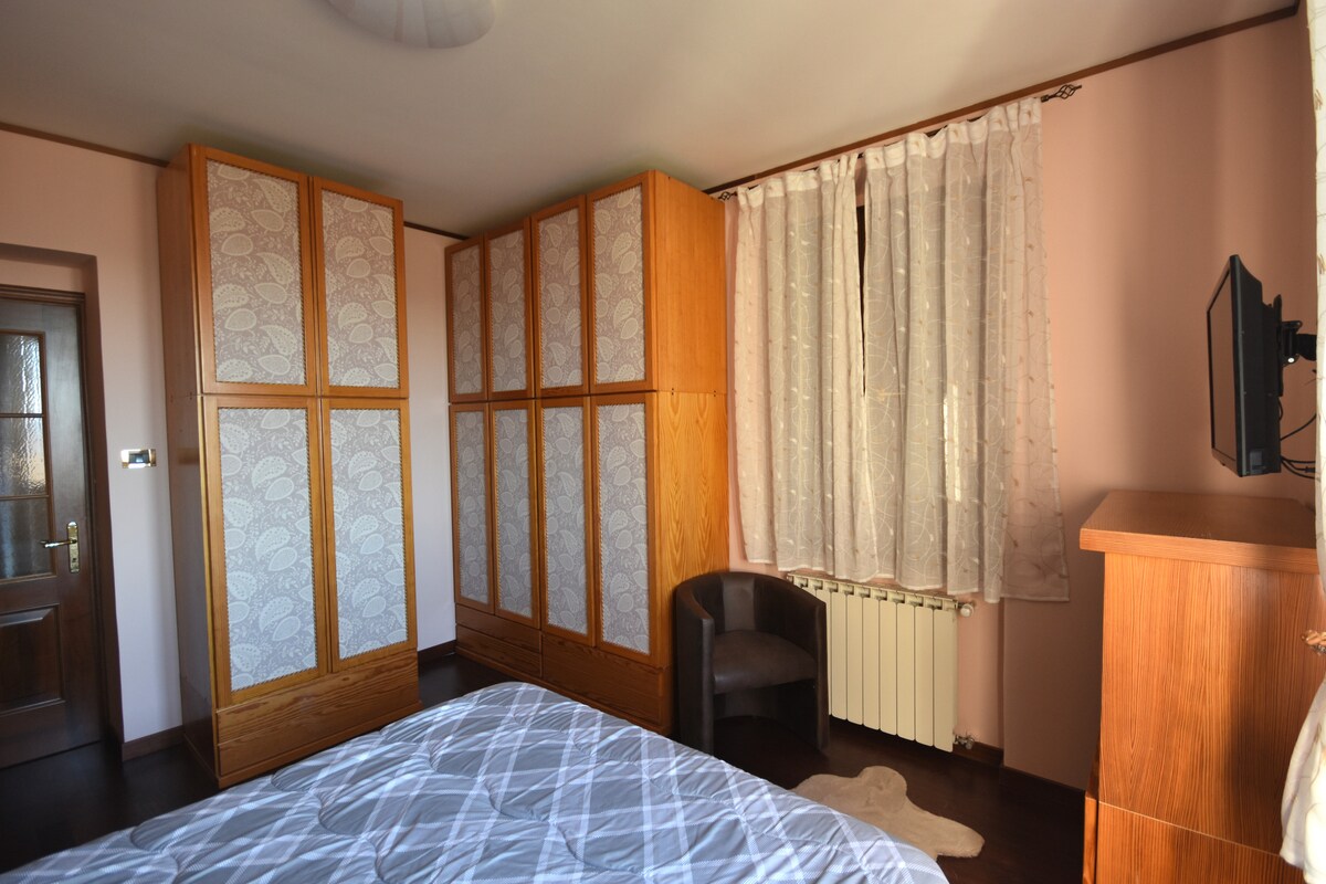 Chumba cha kulala na kitanda cha watu wawili, TV na salama
Camera di letto matrimoniale, TV e cassaforte