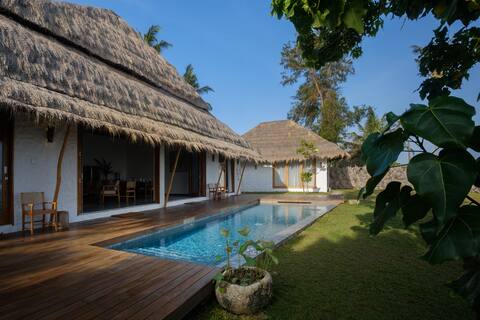 Secluded Beach front Villa > Bed and Breakfast