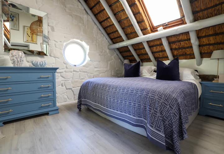 ห้องนอนสีฟ้าชั้นบนพร้อมเตียงควีนไซส์