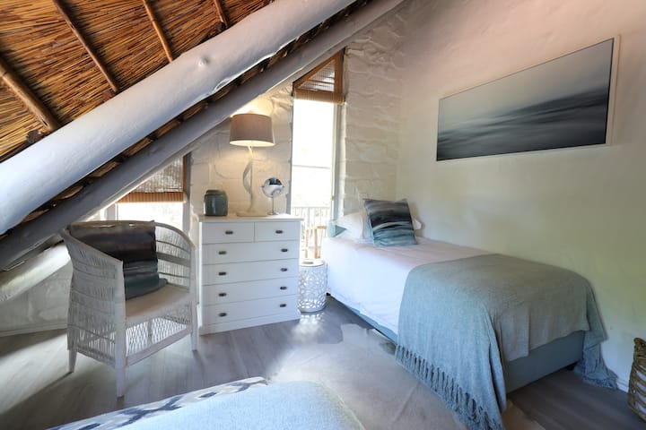 ห้องนอนเตียงใหญ่ชั้นบน