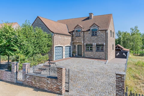 Cozy holiday home equipped with all comforts