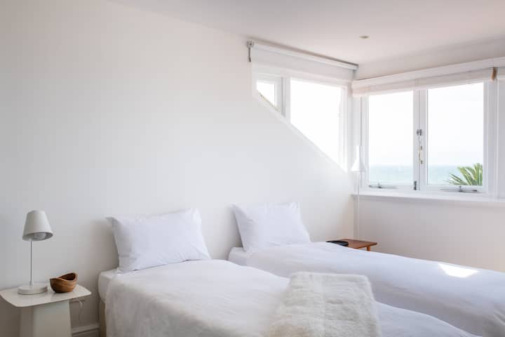 Dormitorio de invitados en la planta superior con camas individuales