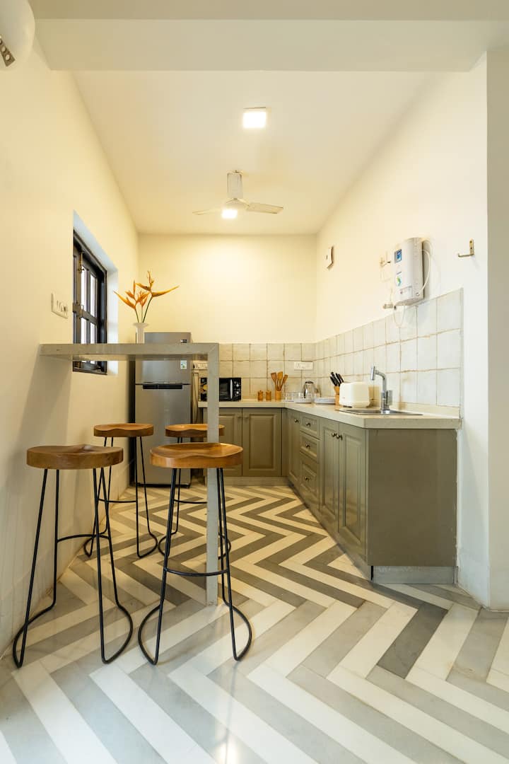 4 bar stools for you to sit by the kitchen and enjoy