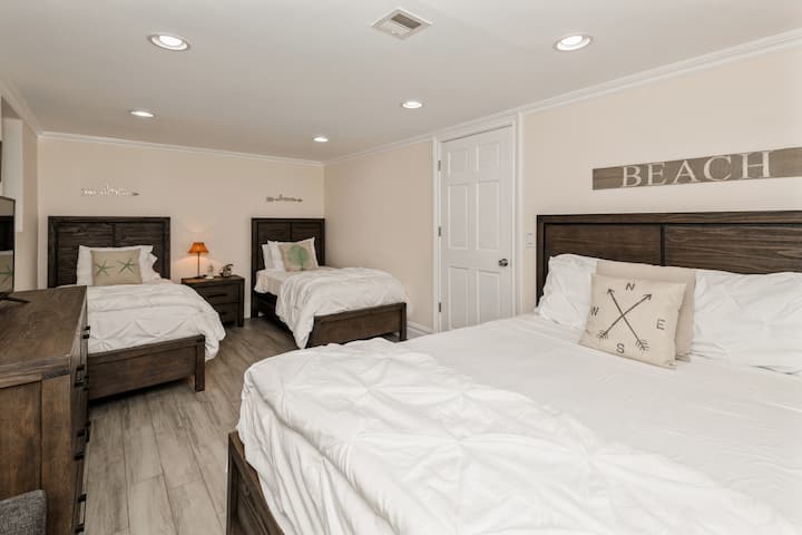 غرفة نوم في مستوى أقل