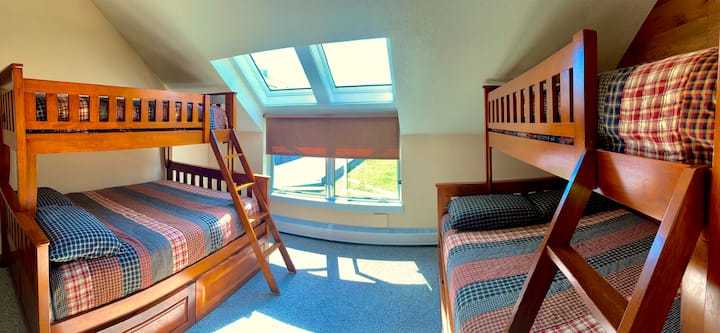 ห้องนอนที่ 2 เป็นห้องที่มีแสงสว่างเพียงพอพร้อมเตียงควีนไซส์ 2 หลังและเตียงแฝด 2 หลังด้านบน!  เด็กๆชอบมาก! ห้องนี้มีสมาร์ททีวีพร้อมแอพทั้งหมดรวมถึงแอพ Xfinity เคเบิลทีวี