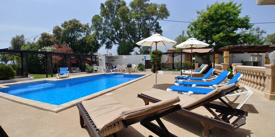 Villa frente a la playa con piscina y gran jardín gallery image 3