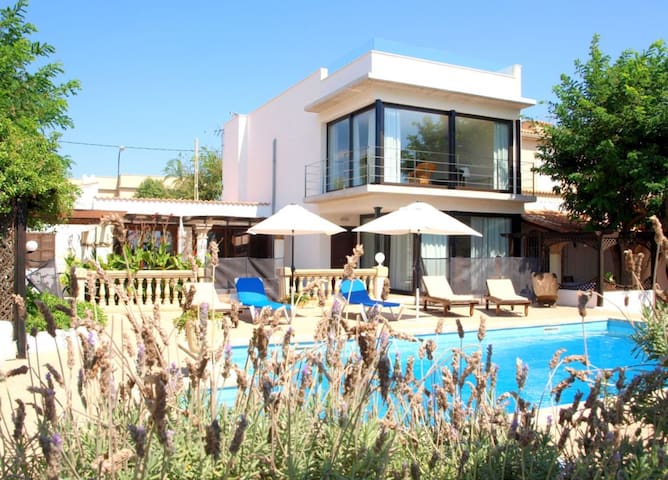 Villa frente a la playa con piscina y gran jardín