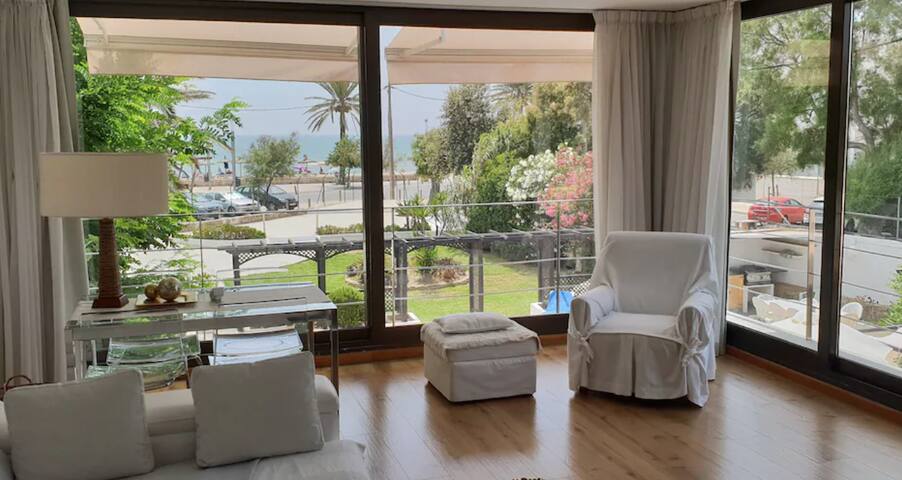 Villa frente a la playa con piscina y gran jardín gallery image 2