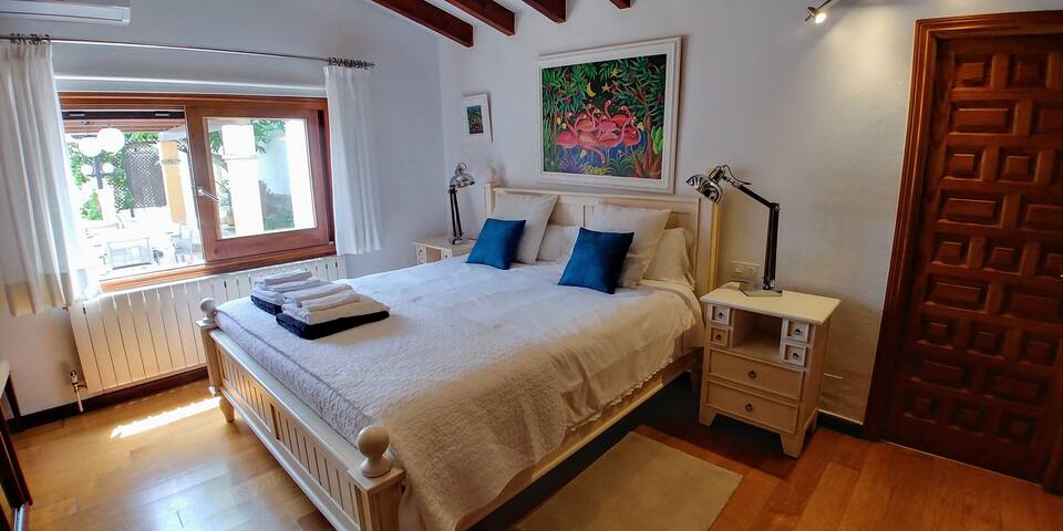 Villa frente a la playa con piscina y gran jardín gallery image 5