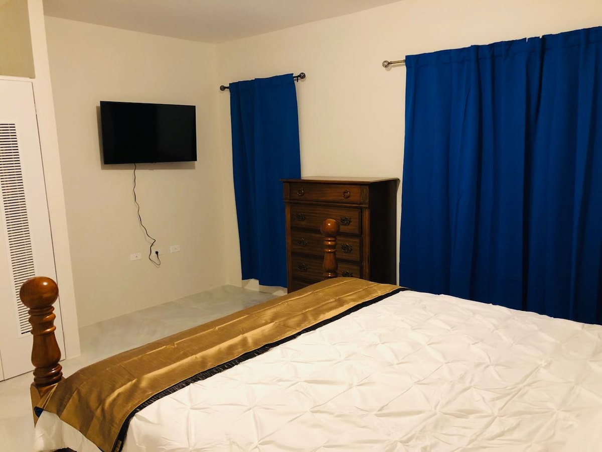 Habitación 2
 Cómoda cama tamañoqueen y almohadas adicionales