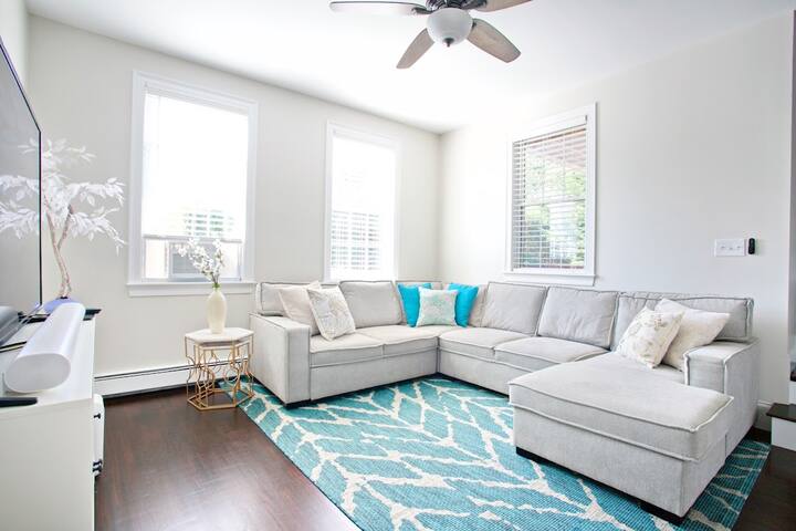 Newport/Middletown Beach House .3 mi to beach! gallery image 2