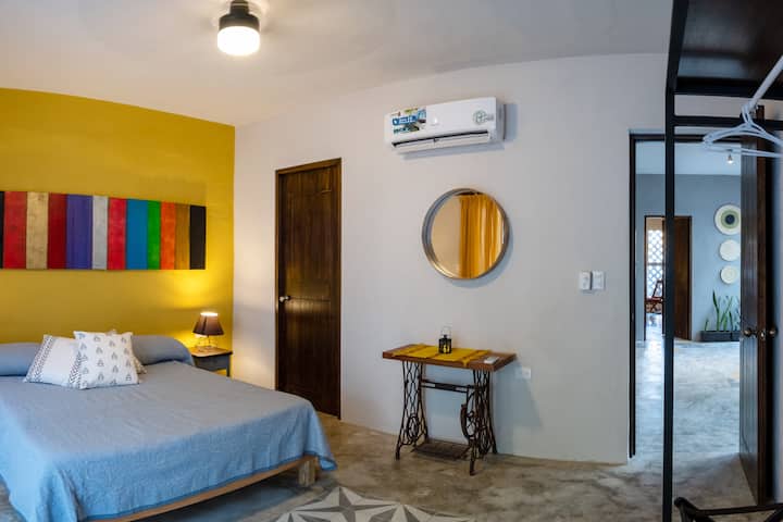 第二间卧室配有空调，风扇，壁橱，全功能卫生间，露台可俯瞰泳池。