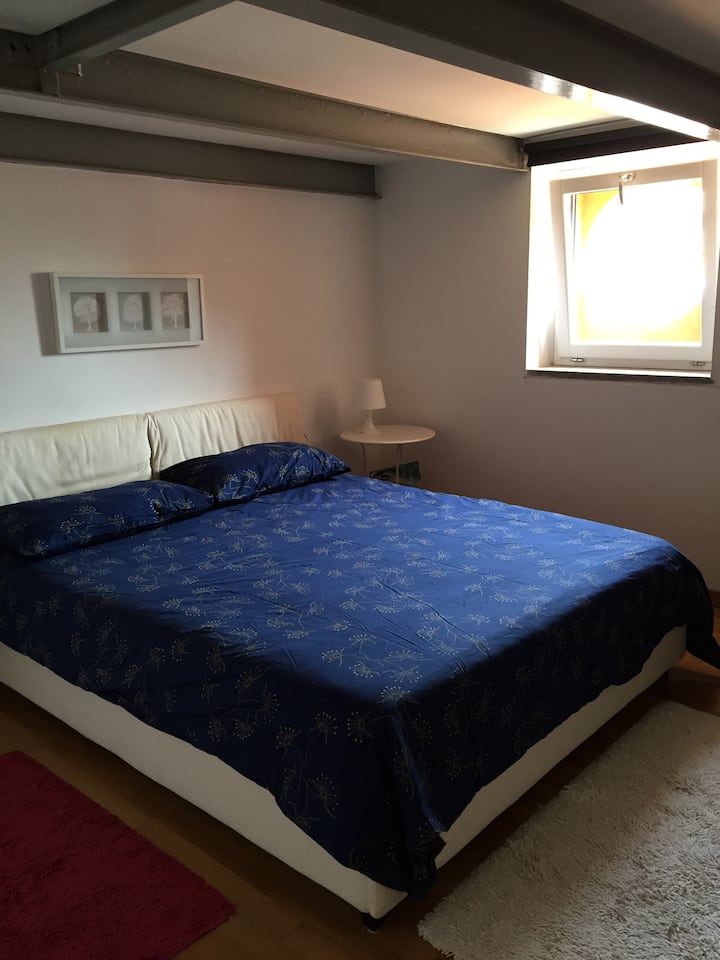 Cama en el dormitorio.