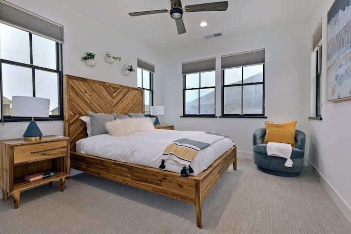 Upstairs Primary Bedroom - Queen bed with walk in closet and en-suite bath
