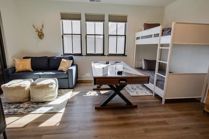 Den - Twin over Twin Bunkbed and Queen sofa sleeper. Smart TV, multiuse game table that can be used for air hockey or ping pong. Many games, art supplies and books for you to use during your stay!
Perfect kid friendly area!