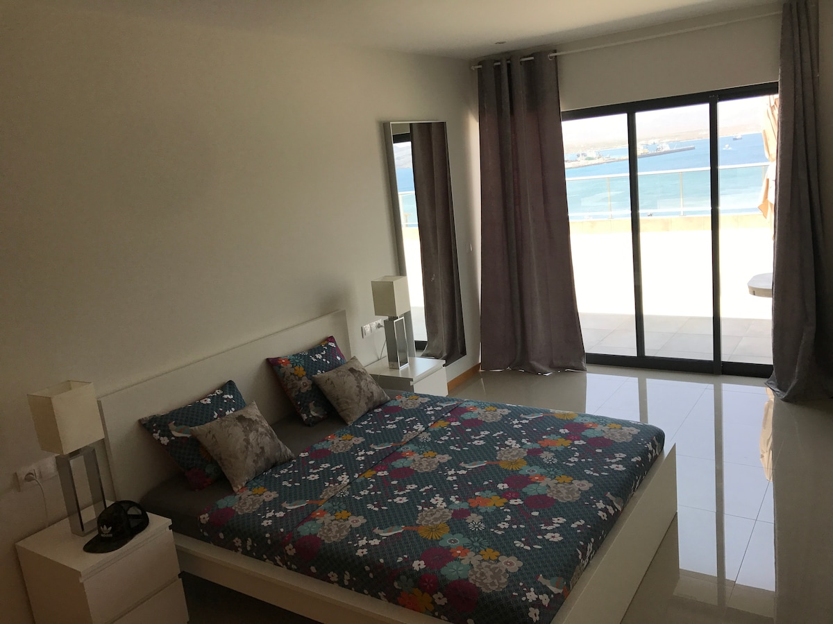 主卧配有私人淋浴间和马桶。 房间有美丽的海景，有自己的衣柜，移动空调，还有一面大镜子。